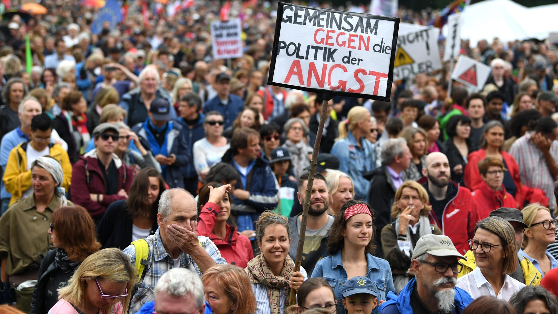 Menschen nehmen an der Demonstration "#ausgehetzt - Gemeinsam gegen die Politik der Angst" am Königsplatz teil: Dabei gehen die Menschen besonders gegen die Asylpolitik der CSU auf die Straße.