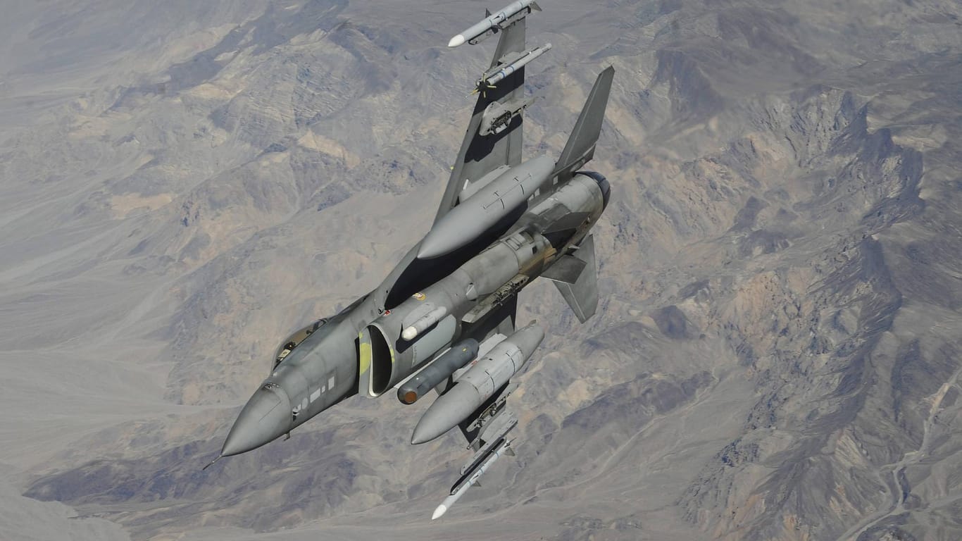 Ein F-16-Kampfflugzeug der US-Airforce (Symbolbild): Eine F-16 kam am Wochenende im Luftraum eines Golfclubs von Donald Trump zum Einsatz, um ein anderes Flugzeug abzufangen.