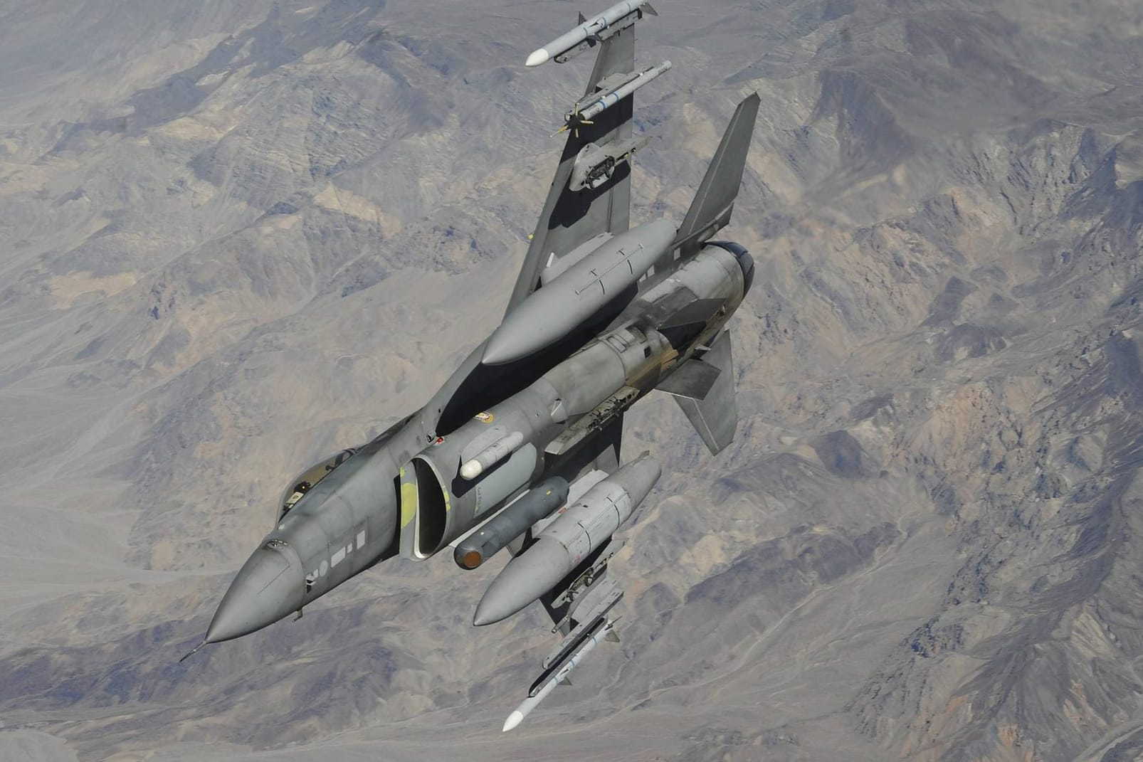 Ein F-16-Kampfflugzeug der US-Airforce (Symbolbild): Eine F-16 kam am Wochenende im Luftraum eines Golfclubs von Donald Trump zum Einsatz, um ein anderes Flugzeug abzufangen.