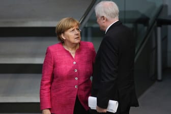Angela Merkel und Horst Seehofer im Bundestag: Der Asylstreit in der Union ist auch nach dem Kompromiss noch nicht überwunden.