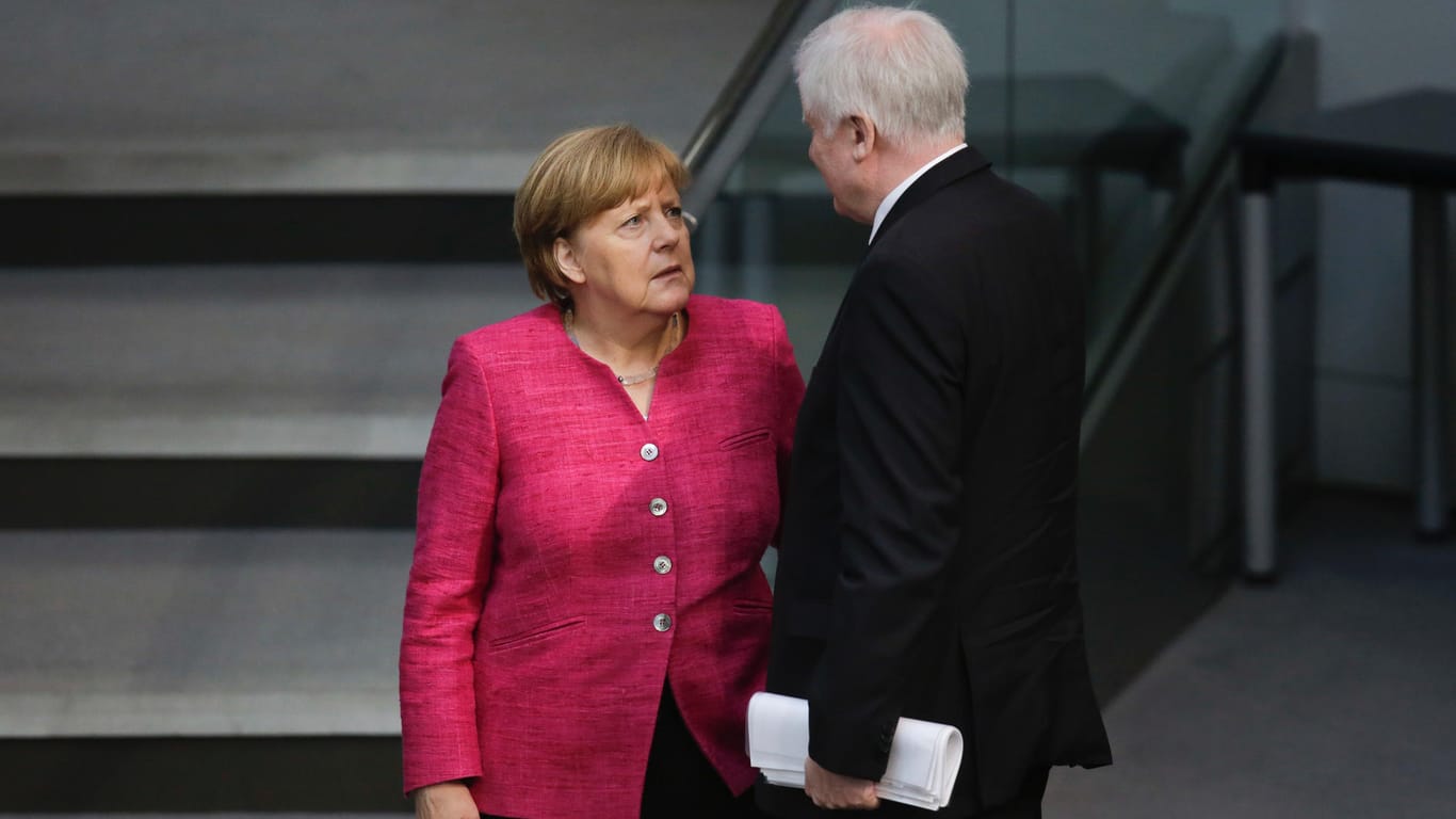 Angela Merkel und Horst Seehofer im Bundestag: Der Asylstreit in der Union ist auch nach dem Kompromiss noch nicht überwunden.