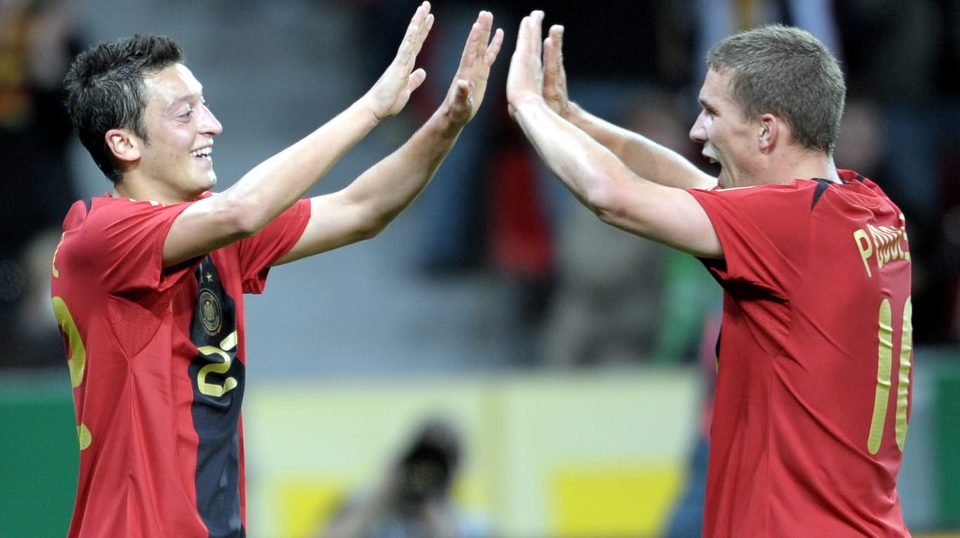 Freunde: Özil (li.) und Lukas Podolski bei einem Länderspiel 2009.