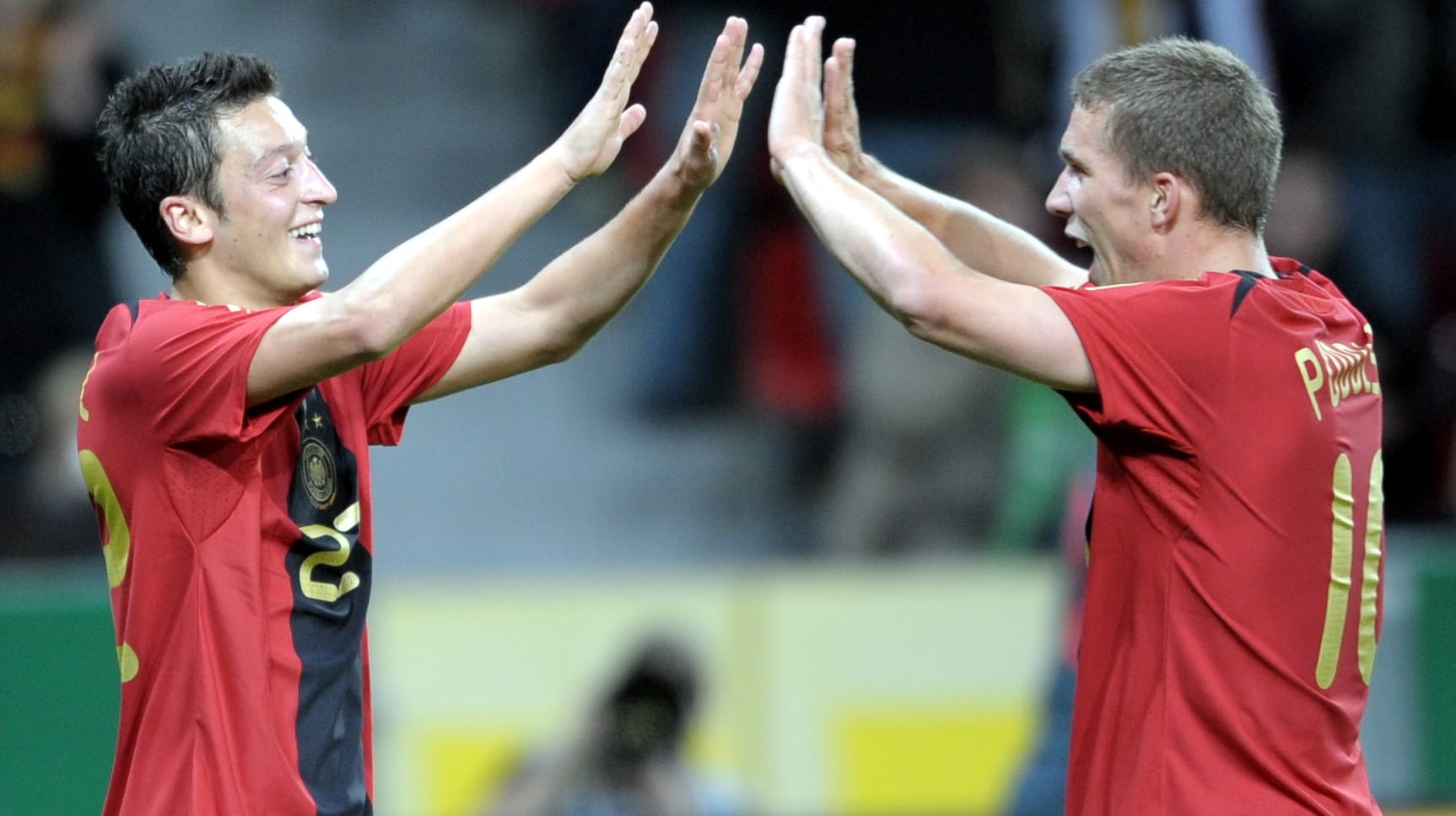 Freunde: Özil (li.) und Lukas Podolski bei einem Länderspiel 2009.