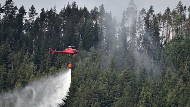 Ein Hubschrauber bekämpft einen der zahlreichen Waldbrände in Schweden.