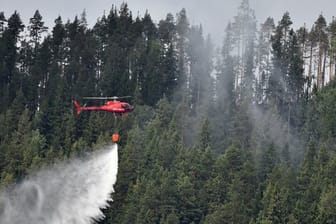 Ein Hubschrauber bekämpft einen der zahlreichen Waldbrände in Schweden.