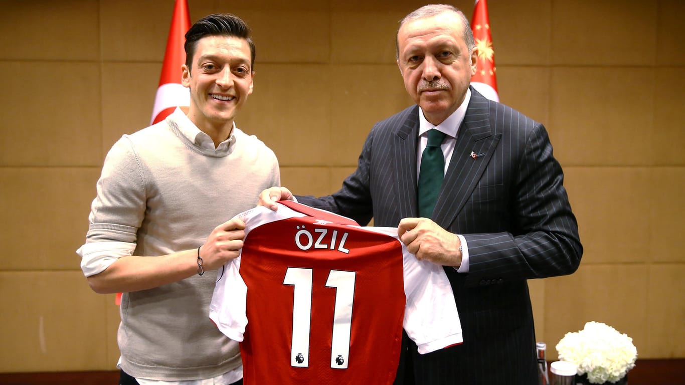 Turkish President Erdogan meets with Arsenal's soccer player Ozil in London