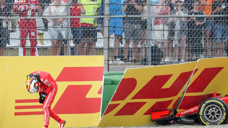 Sebastian Vettel geht nach seinem Unfall enttäuscht durchs Kiesbett.