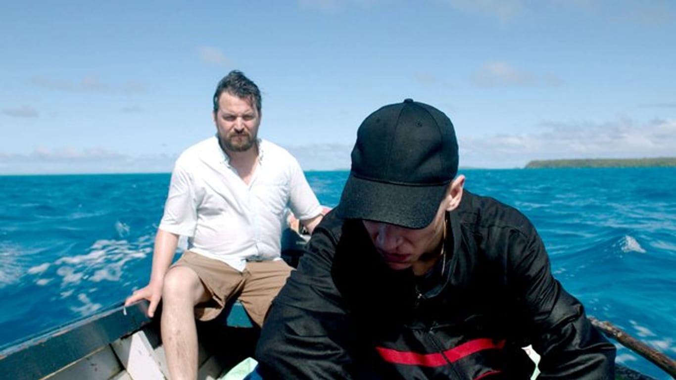 Wolski (Sascha Alexander Gersak, l) und Marcel (Luis Pintsch) in einem Boot.