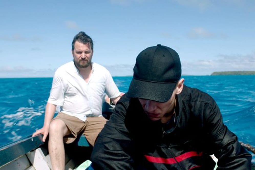 Wolski (Sascha Alexander Gersak, l) und Marcel (Luis Pintsch) in einem Boot.