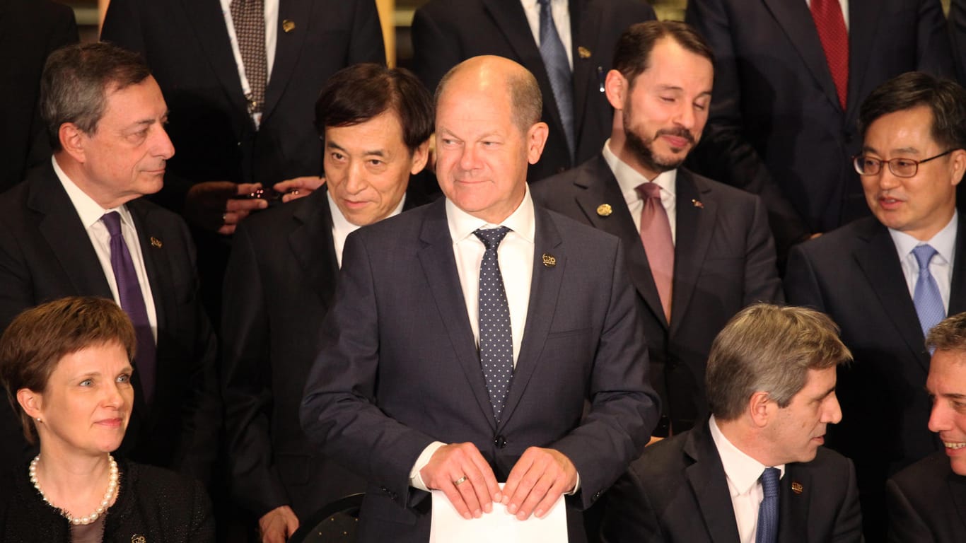 Olaf Scholz nimmt beim Treffen der G20-Finanzminister seinen Platz ein: Die G20-Finanzminister beraten über Handelspolitik in Buenos Aires.