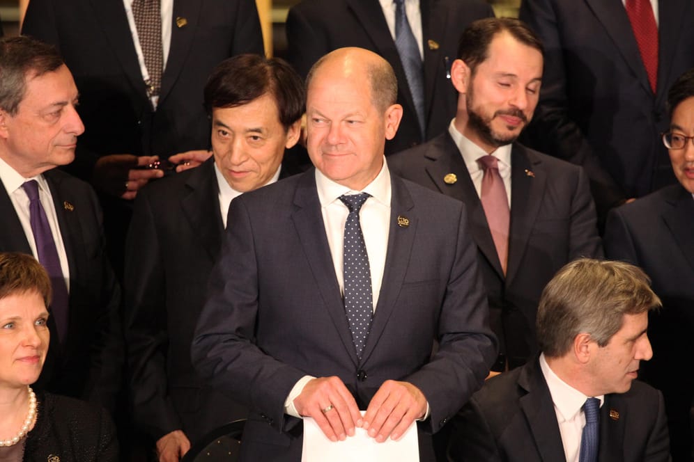 Olaf Scholz nimmt beim Treffen der G20-Finanzminister seinen Platz ein: Die G20-Finanzminister beraten über Handelspolitik in Buenos Aires.
