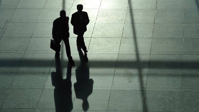 Ein Meeting muss nicht im Sitzen stattfinden, bei einer runde um den Block können frische Gedanken aufkommen.