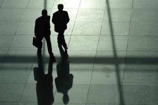 Ein Meeting muss nicht im Sitzen stattfinden, bei einer runde um den Block können frische Gedanken aufkommen.