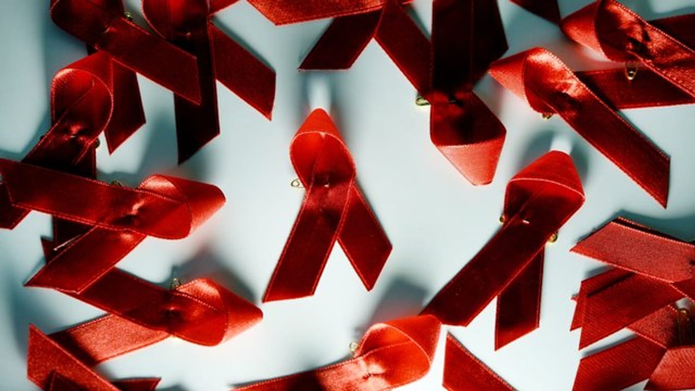 Die rote Schleife: Sie ist da Symbol für Solidarität mit Aidskranken und HIV-positiven Menschen.