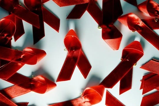 Die rote Schleife: Sie ist da Symbol für Solidarität mit Aidskranken und HIV-positiven Menschen.