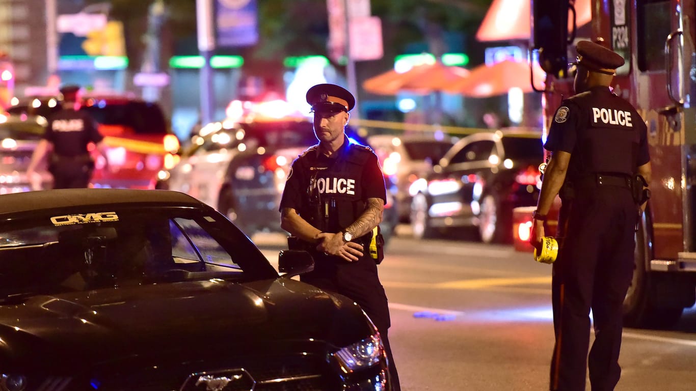 Polizisten in Toronto, Kanada: Bei einer Schießerei hat es mehrere Verletzte gegeben, auch ein Kind wurde verletzt.