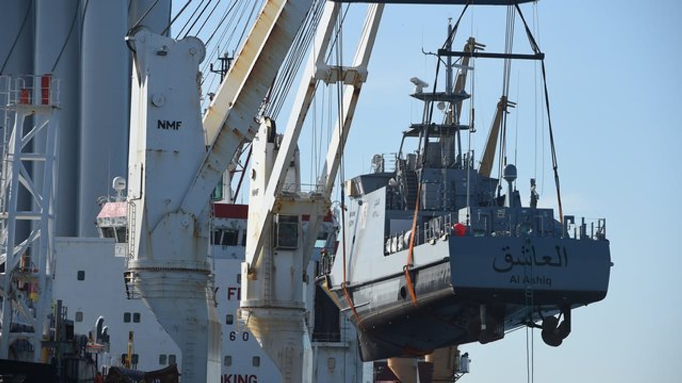 Ein Küstenschutzboot für Saudi-Arabien wird im Hafen Mukran in Sassnitz auf ein Transportschiff verladen.