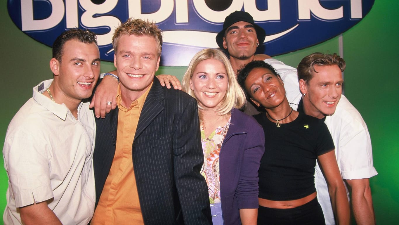 Die "Big Brother"-Kandidaten der ersten Staffel: Zlatko, John, Andrea und Jürgen mit den Moderatoren Oliver Geissen und Aleksandra Bechtel.