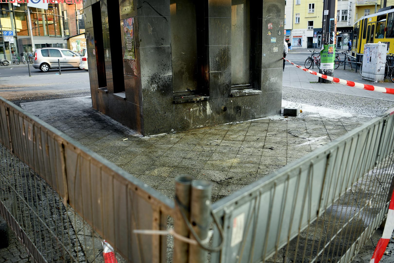 Brandspuren am Cajamarcaplatz am S-Bahnhof Schöneweide: In der Nacht zum Montag wurden hier zwei Obdachlose angezündet. Sie wurden schwer verletzt.