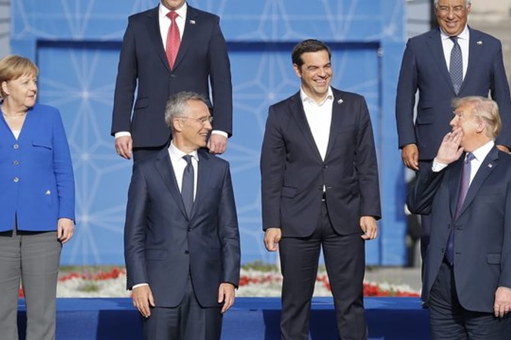Nato-Gipfel in Brüssel: US-Präsident Donald Trump (r-l), der portugiesische Ministerpräsident Antonio Costa, der griechische Ministerpräsident Alexis Tsipras, Nato-Generalsekretär Jens Stoltenberg, Polens Präsident Andrzej Duda und Bundeskanzlerin Angela Merkel.