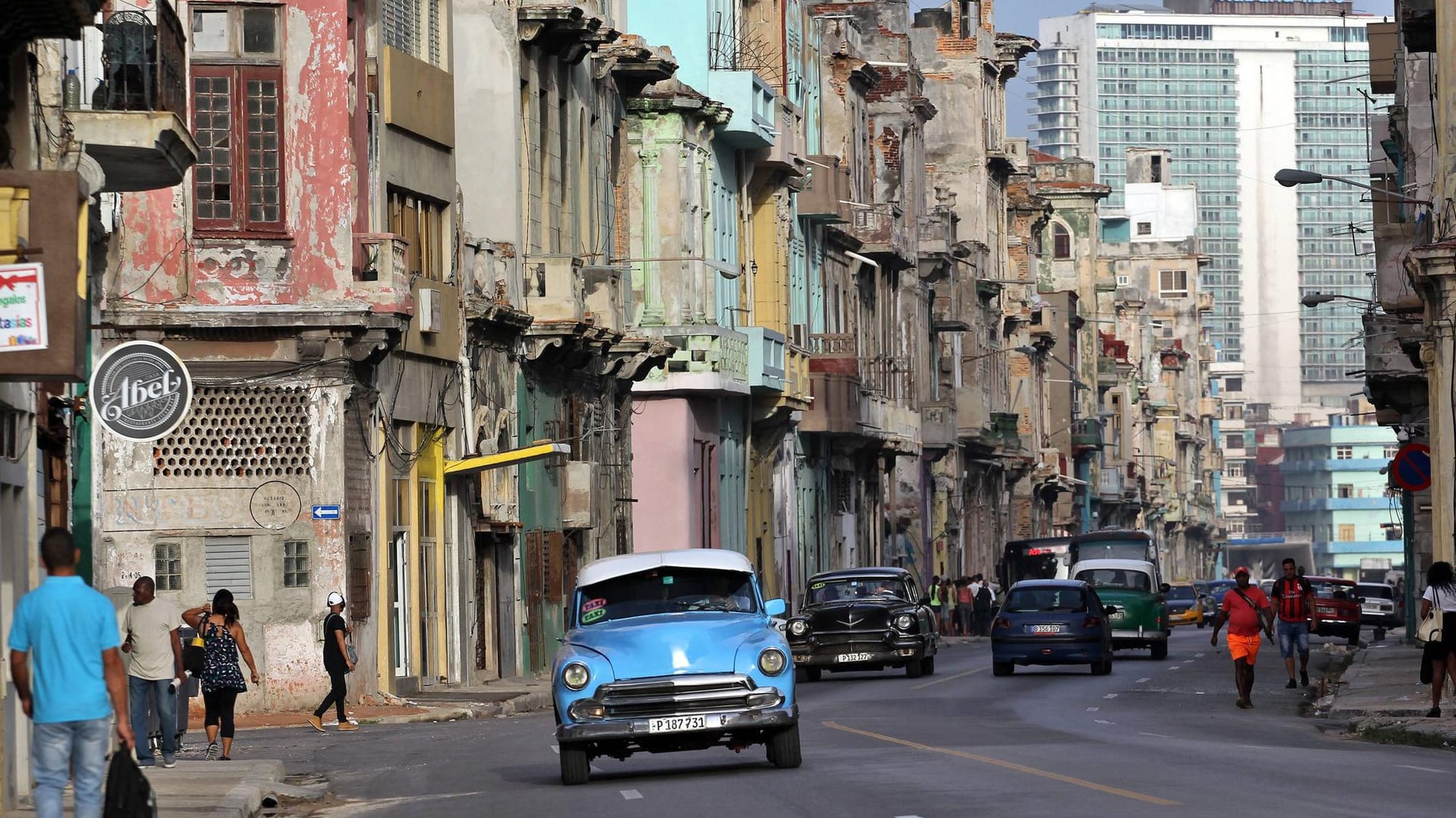 Eine Straße in Havanna, Cuba: Das Parlament hat eine moderne Verfassung für den Inselstaat beschlossen. Nun müssen die Bürger des Inselstaates zustimmen. Eine Straße in Havanna, Cuba: Das Parlament hat eine moderne Verfassung für den Inselstaat beschlossen. Nun müssen die Bürger des Inselstaates zustimmen.
