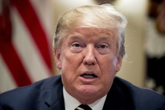 Donald Trump, Präsident der USA, spricht im Weißen Haus zu Journalisten.