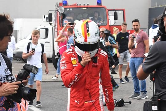 Sebastian Vettel kam mit seinem Ferrari von der regennassen Strecke ab.