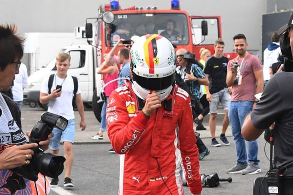 Sebastian Vettel kam mit seinem Ferrari von der regennassen Strecke ab.