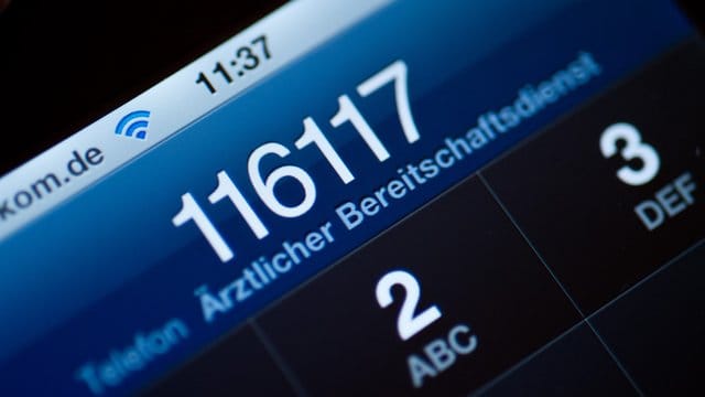 Krank am Wochenende? Außerhalb von Praxisöffnungszeiten können sich Patienten, denen keine Lebensgefahr droht, an den ärztlichen Bereitschaftsdienst wenden - unter der Nummer 116 117. Krank am Wochenende? Außerhalb von Praxisöffnungszeiten können sich Patienten, denen keine Lebensgefahr droht, an den ärztlichen Bereitschaftsdienst wenden - unter der Nummer 116 117.