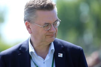 Unter Druck: DFB-Präsident Reinhard Grindel.