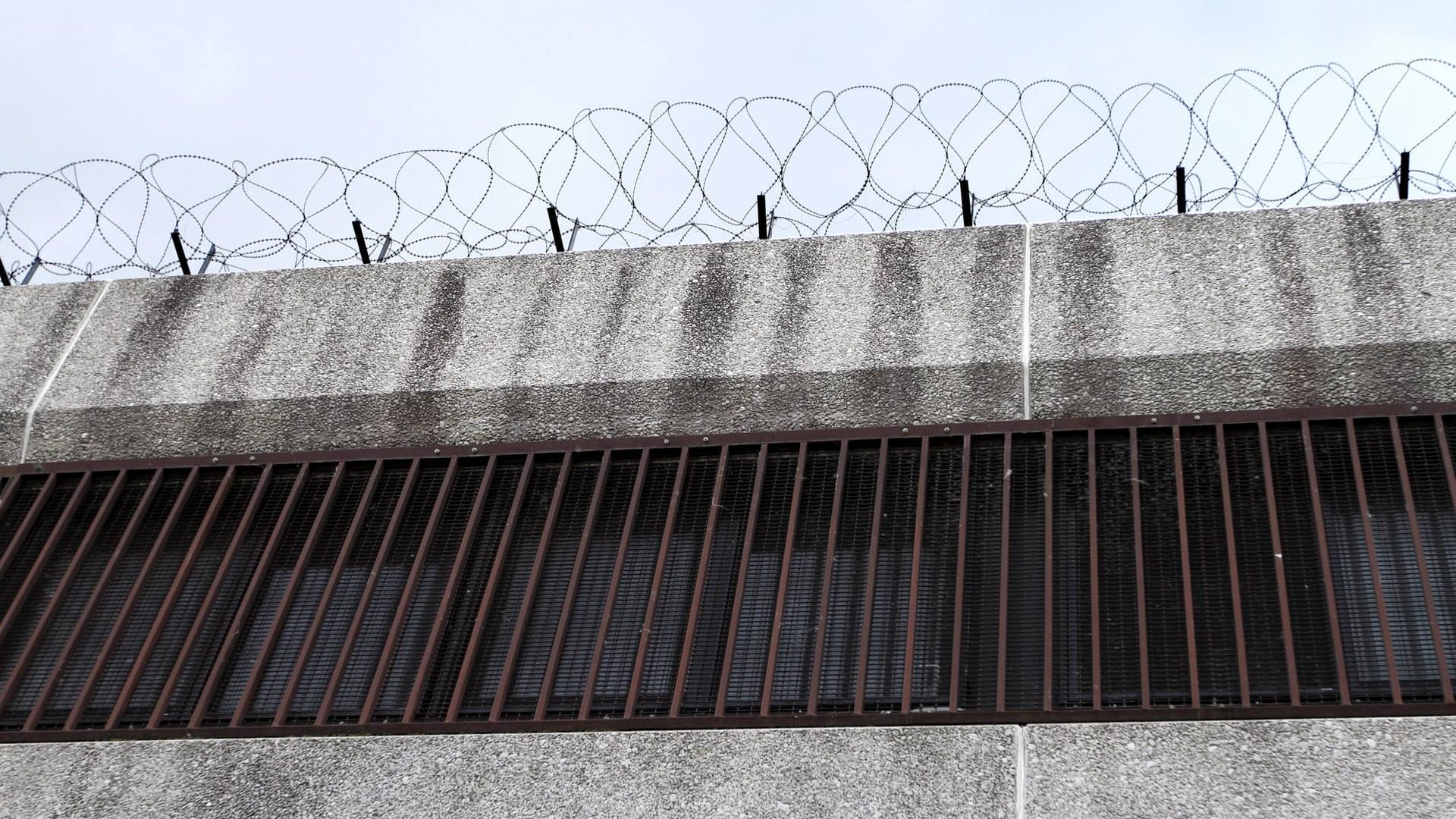 Eine Gefängnismauer: In Russland wurden sechs Wärter einer Haftanstalt festgenommen. Ein Video hatte gezeigt, wie sie minutenlang auf einen Häftling eingeschlagen hatten. Eine Gefängnismauer: In Russland wurden sechs Wärter einer Haftanstalt festgenommen. Ein Video hatte gezeigt, wie sie minutenlang auf einen Häftling eingeschlagen hatten.