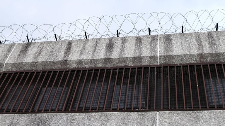 Eine Gefängnismauer: In Russland wurden sechs Wärter einer Haftanstalt festgenommen. Ein Video hatte gezeigt, wie sie minutenlang auf einen Häftling eingeschlagen hatten.