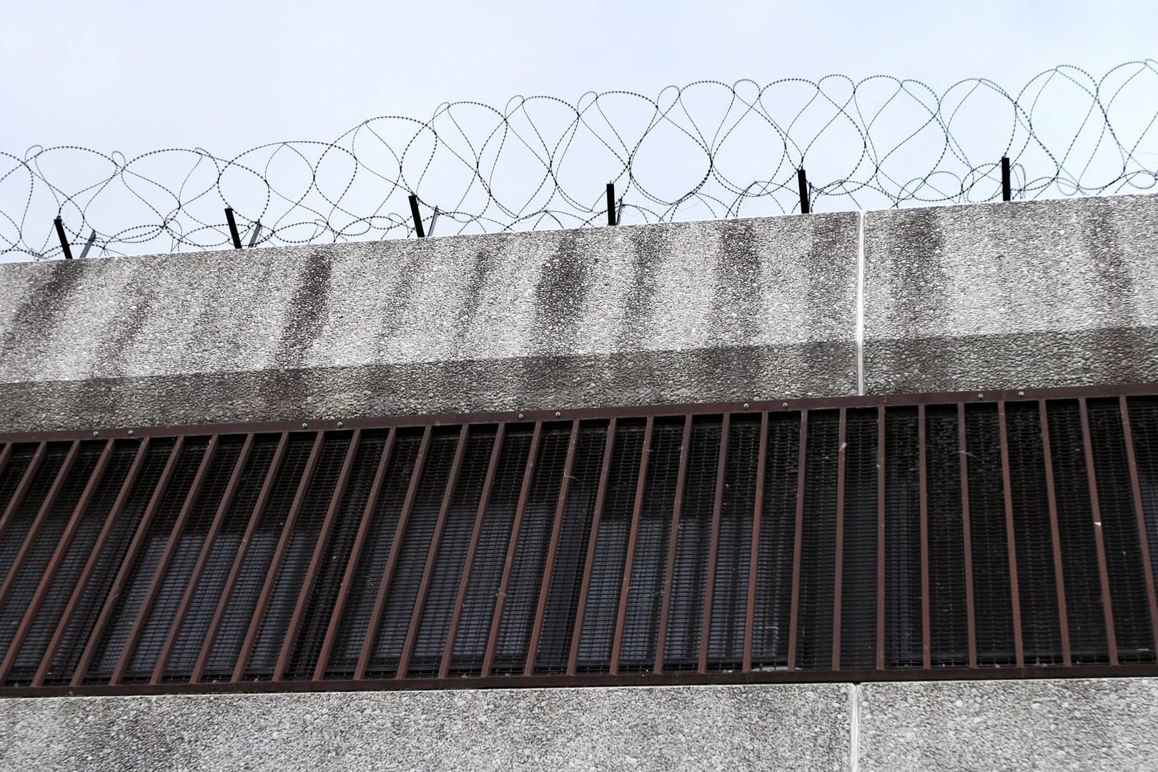 Eine Gefängnismauer: In Russland wurden sechs Wärter einer Haftanstalt festgenommen. Ein Video hatte gezeigt, wie sie minutenlang auf einen Häftling eingeschlagen hatten.