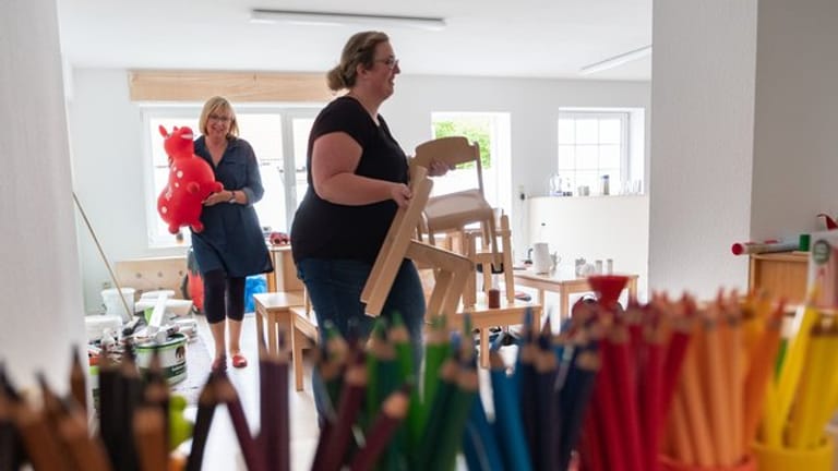 Erzieherinnen richten die Räume zur Eröffnung des neuen christlich-muslimischen Kindergartens "Abrahams Kinder" in Gifhorn ein.