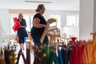 Erzieherinnen richten die Räume zur Eröffnung des neuen christlich-muslimischen Kindergartens "Abrahams Kinder" in Gifhorn ein.