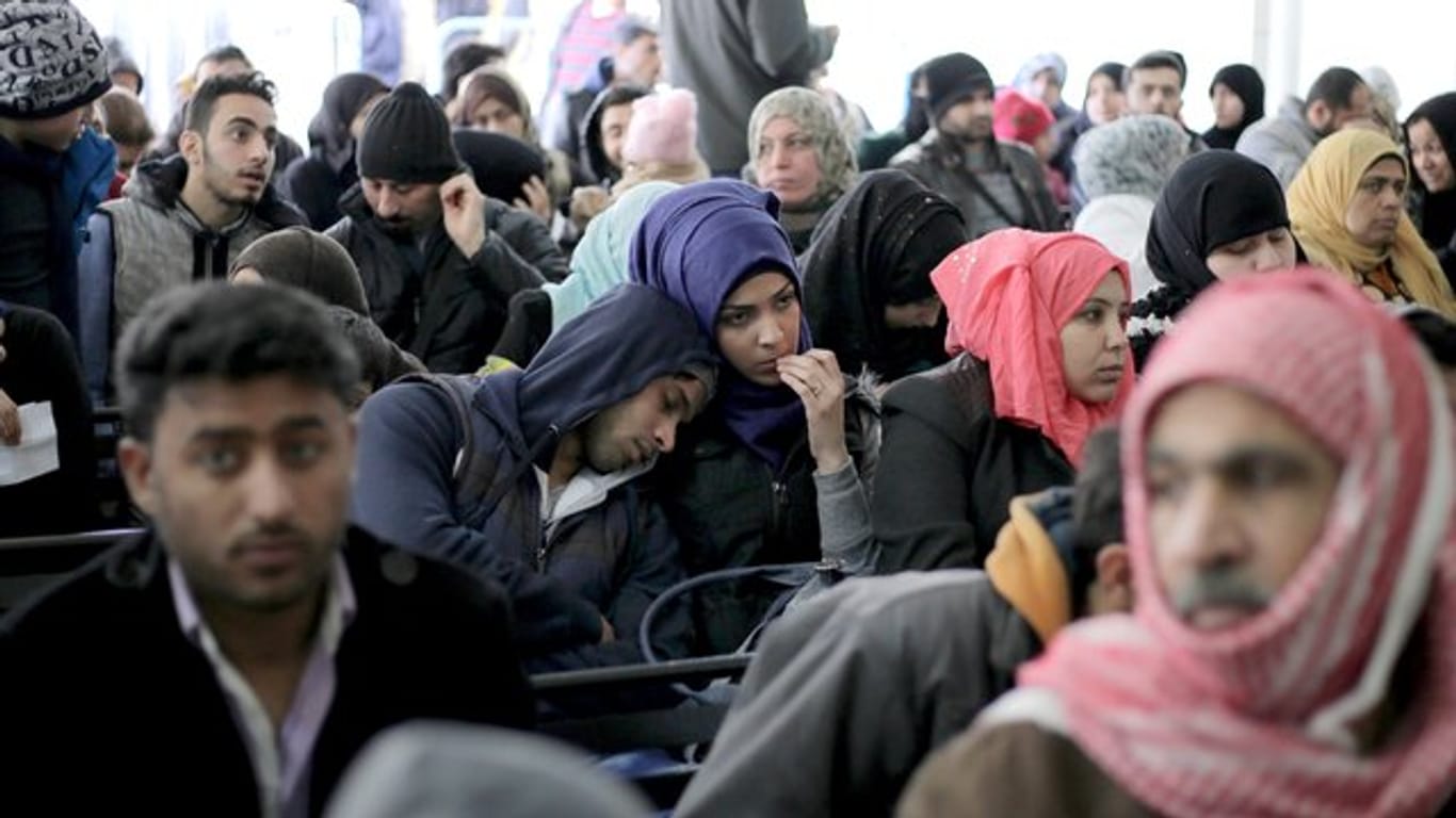 Syrische Flüchtlinge warten in Beirut darauf, sich beim UNHCR-Flüchtlingskommissariat der Vereinten Nationen zu registrieren.