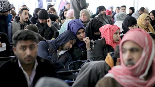 Syrische Flüchtlinge warten in Beirut darauf, sich beim UNHCR-Flüchtlingskommissariat der Vereinten Nationen zu registrieren.