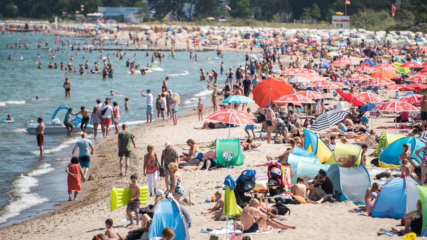 Sommer an der Ostsee: Am Timmendorfer Strand in Schleswig-Holstein suchen Menschen bei heißen Temperaturen Abkühlung.