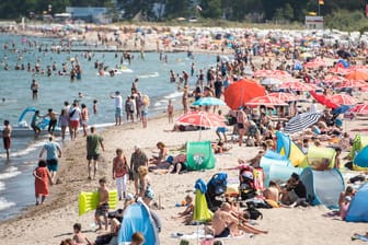 Sommer an der Ostsee: Am Timmendorfer Strand in Schleswig-Holstein suchen Menschen bei heißen Temperaturen Abkühlung.
