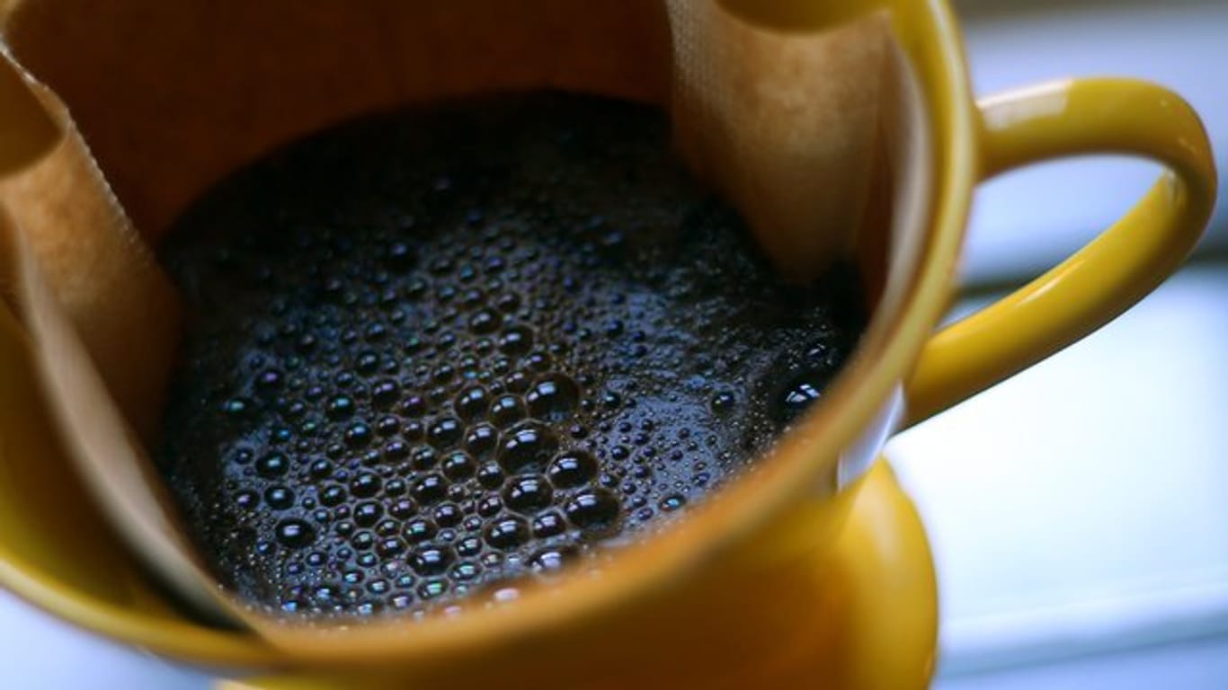 Kaffee ist ein probates Mittel, um Kratzer in dunklem Holz zu kaschieren.