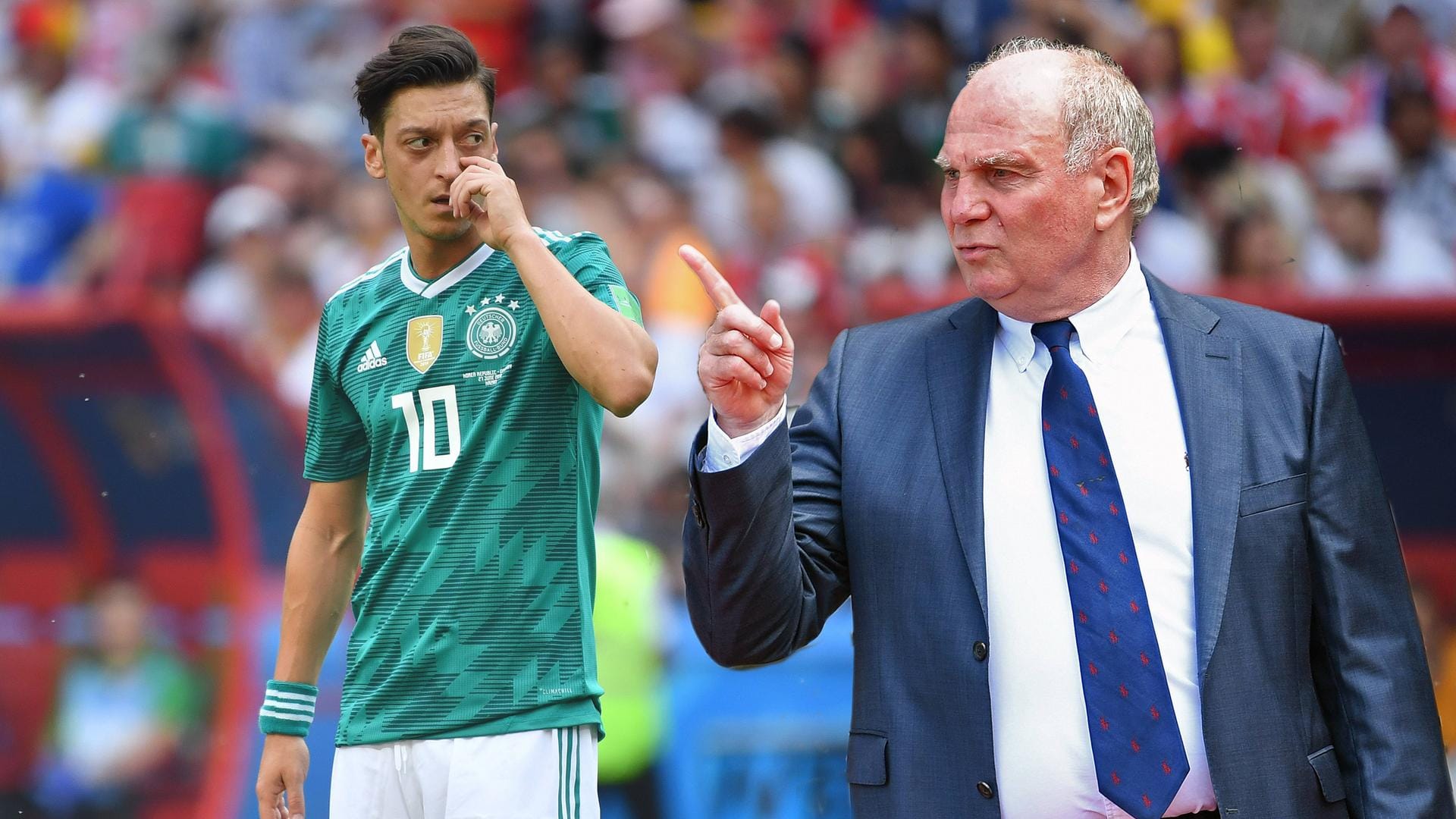 Uli Hoeneß (r.) hat Mesut Özil scharf kritisiert: "Er versteckt seine Mist-Leistung hinter diesem Foto."