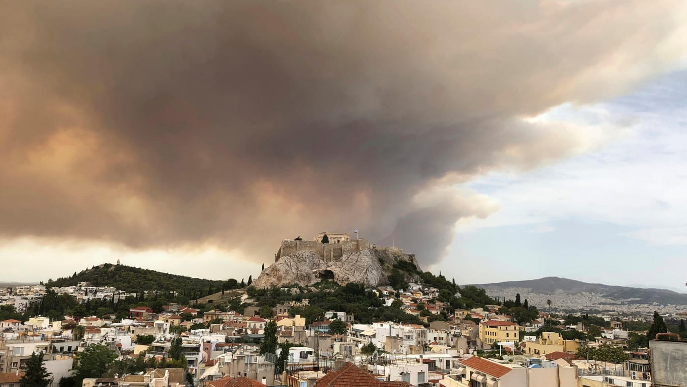 Rauchwolke über Athen: Behörden warnen die Bevölkerung und Touristen vor der anhaltenden Hitze.