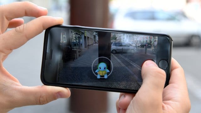 Wer beim Pokémon-Fangen - hier ein Schiggy in Berlin Mitte - schummelt, wird künftig erst gewarnt und dann mit der Sperre seines "Pokémon Go"-Kontos bestraft. Wer beim Pokémon-Fangen - hier ein Schiggy in Berlin Mitte - schummelt, wird künftig erst gewarnt und dann mit der Sperre seines "Pokémon Go"-Kontos bestraft.