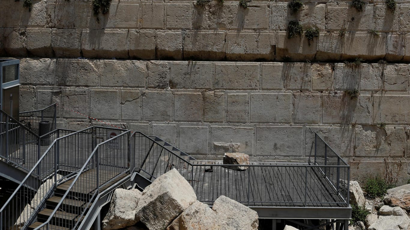 Der Stein des Anstoßes: Der riesige Brocken war aus der Klagemauer gebrochen und fiel auf eine Gebetsplattform hinab.