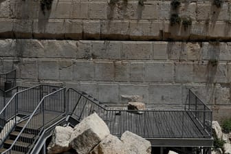 Der Stein des Anstoßes: Der riesige Brocken war aus der Klagemauer gebrochen und fiel auf eine Gebetsplattform hinab.
