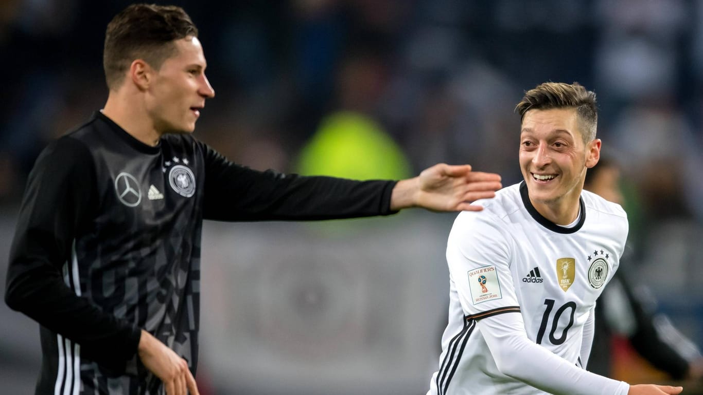 Freunde: Julian Draxler (l.) bedankt sich bei Mesut Özil für seine Leistungen.