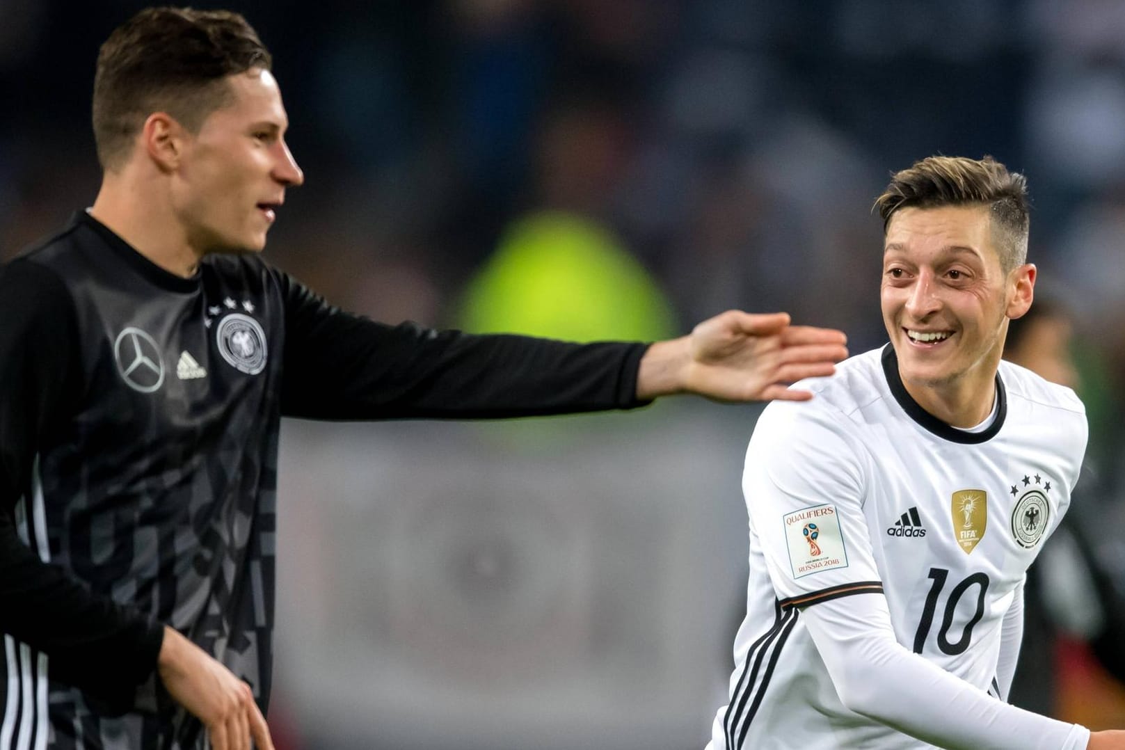 Freunde: Julian Draxler (l.) bedankt sich bei Mesut Özil für seine Leistungen.