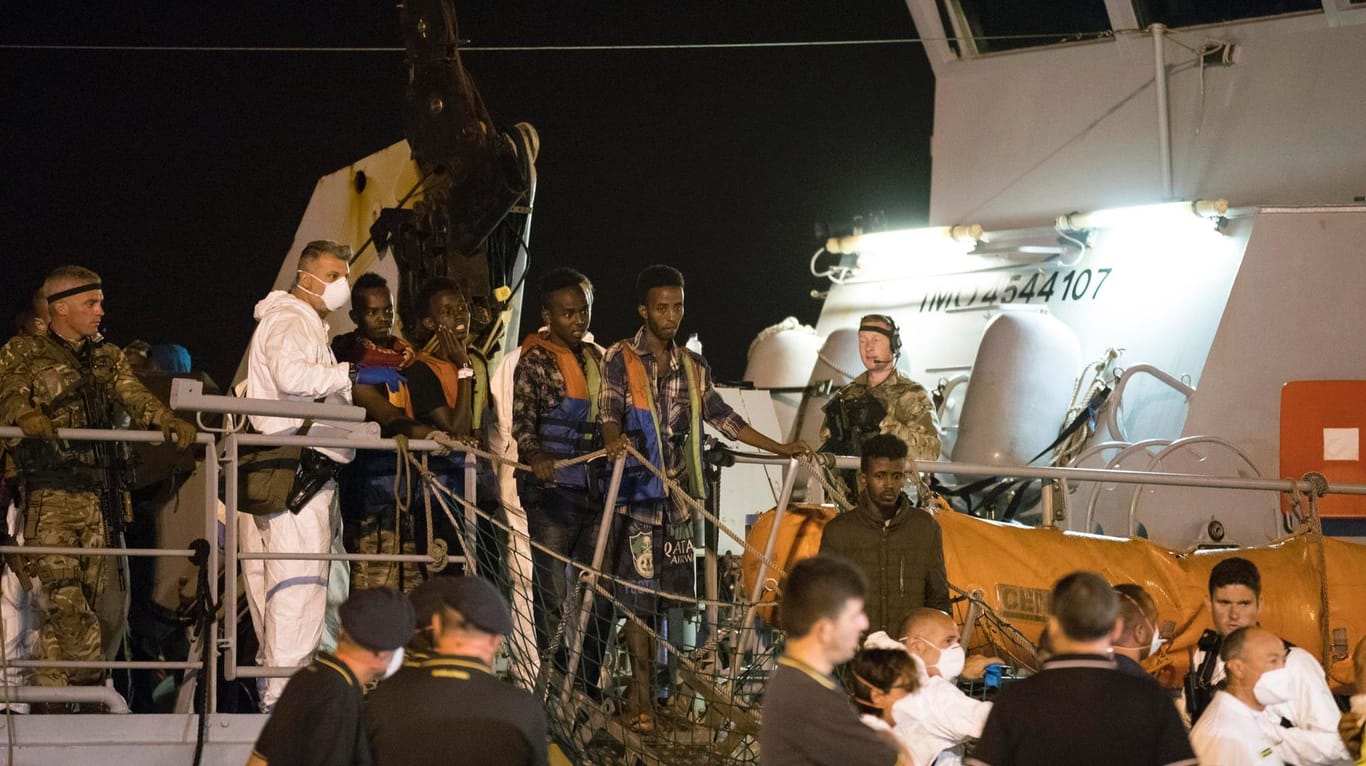 Migranten gehen von Bord des Frontex-Schiffes "Protector": Italien ist zeitweise bereit Geflüchtete der EU-Marinemission "Sophia" aufzunehmen.