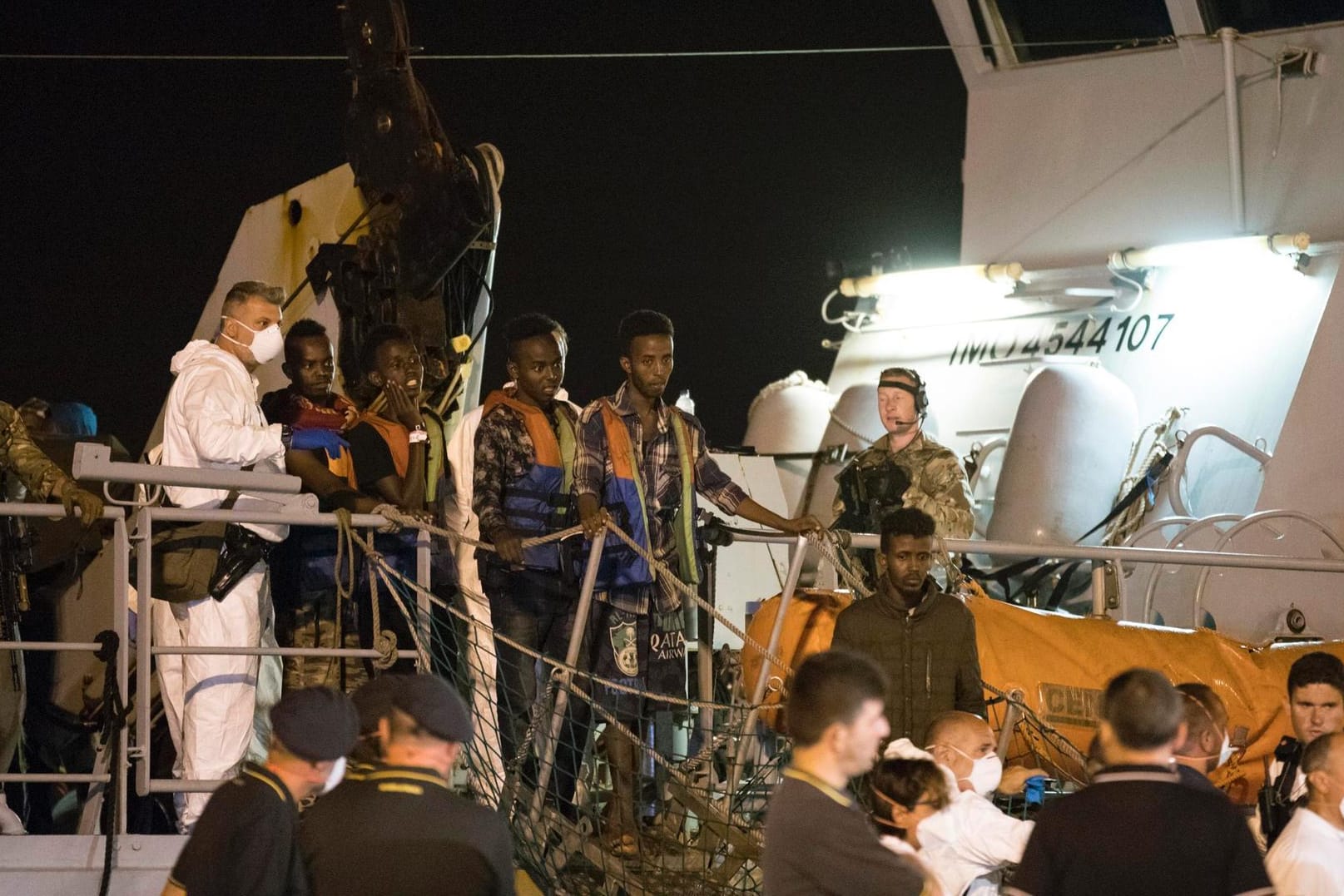 Migranten gehen von Bord des Frontex-Schiffes "Protector": Italien ist zeitweise bereit Geflüchtete der EU-Marinemission "Sophia" aufzunehmen.