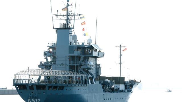 Der deutsche Tender "Mosel" beteiligt sich an der EU-Mission "Sophia". Der deutsche Tender "Mosel" beteiligt sich an der EU-Mission "Sophia".